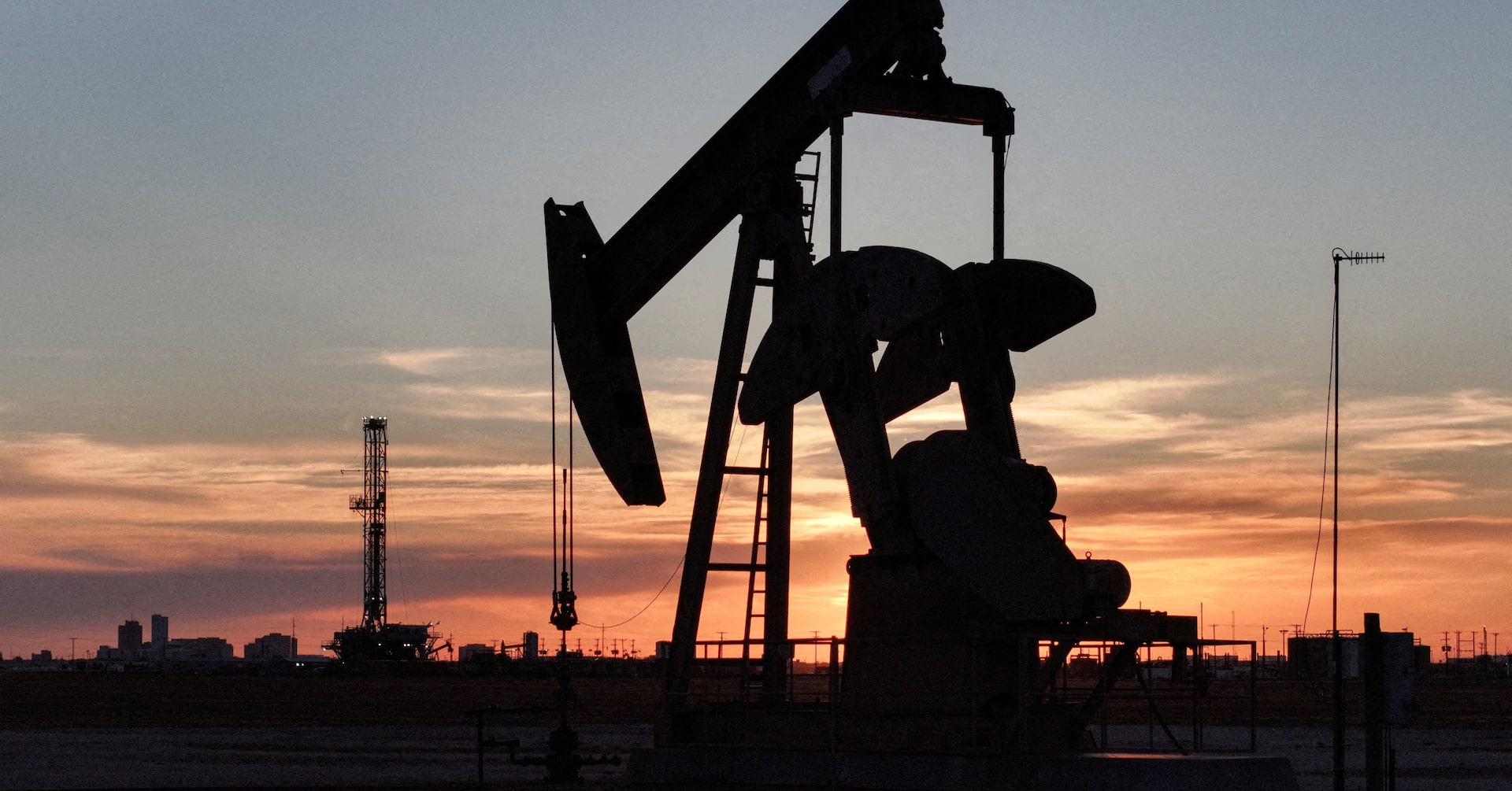 Oil Prices Rise as Hormuz Stays Shut Ahead of Trump Deadline, Strikes on Iran Intensify