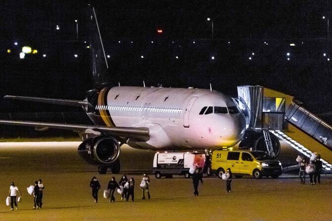 Planes With Hantavirus Cruise Passengers Land in the Netherlands; Hospital Quarantines 12