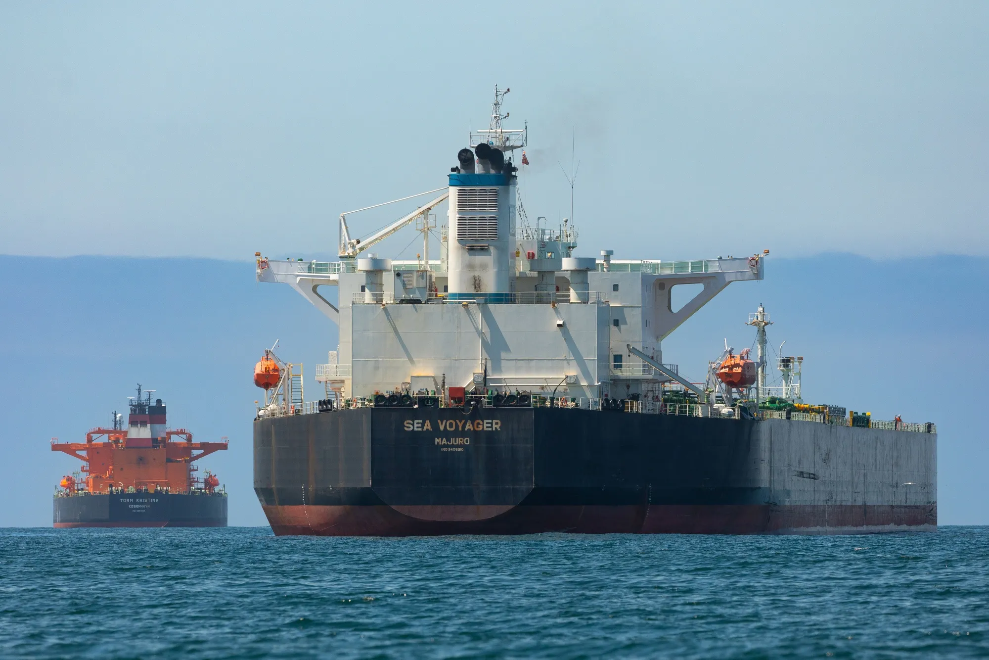 Hedge Fund Beats Peers With Bets on Oil Tankers While Cutting AI photo