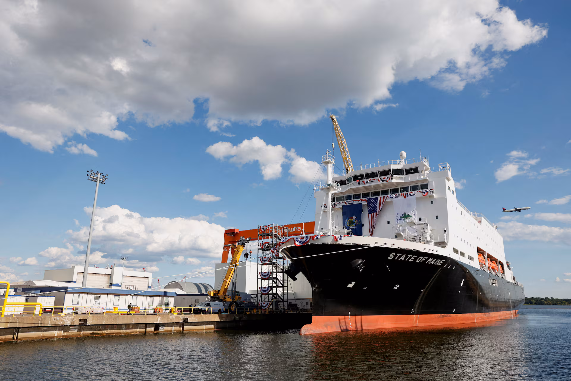 Hanwha, Fincantieri Shares Rise as Trump Opens Navy Shipbuilding to Foreign Yards