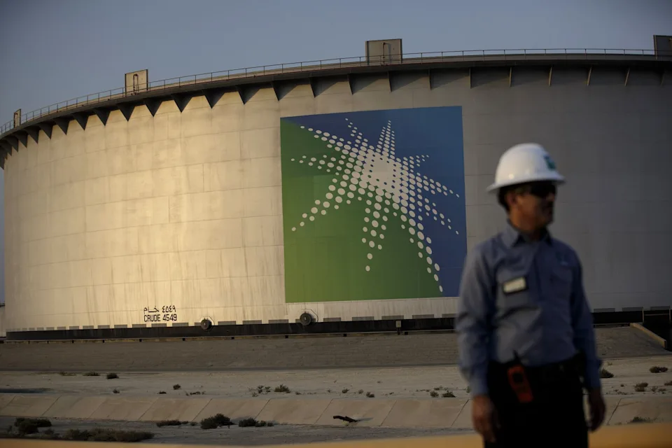 Asian Refiners Ask to Pick Up Saudi Oil Outside Risky Red Sea