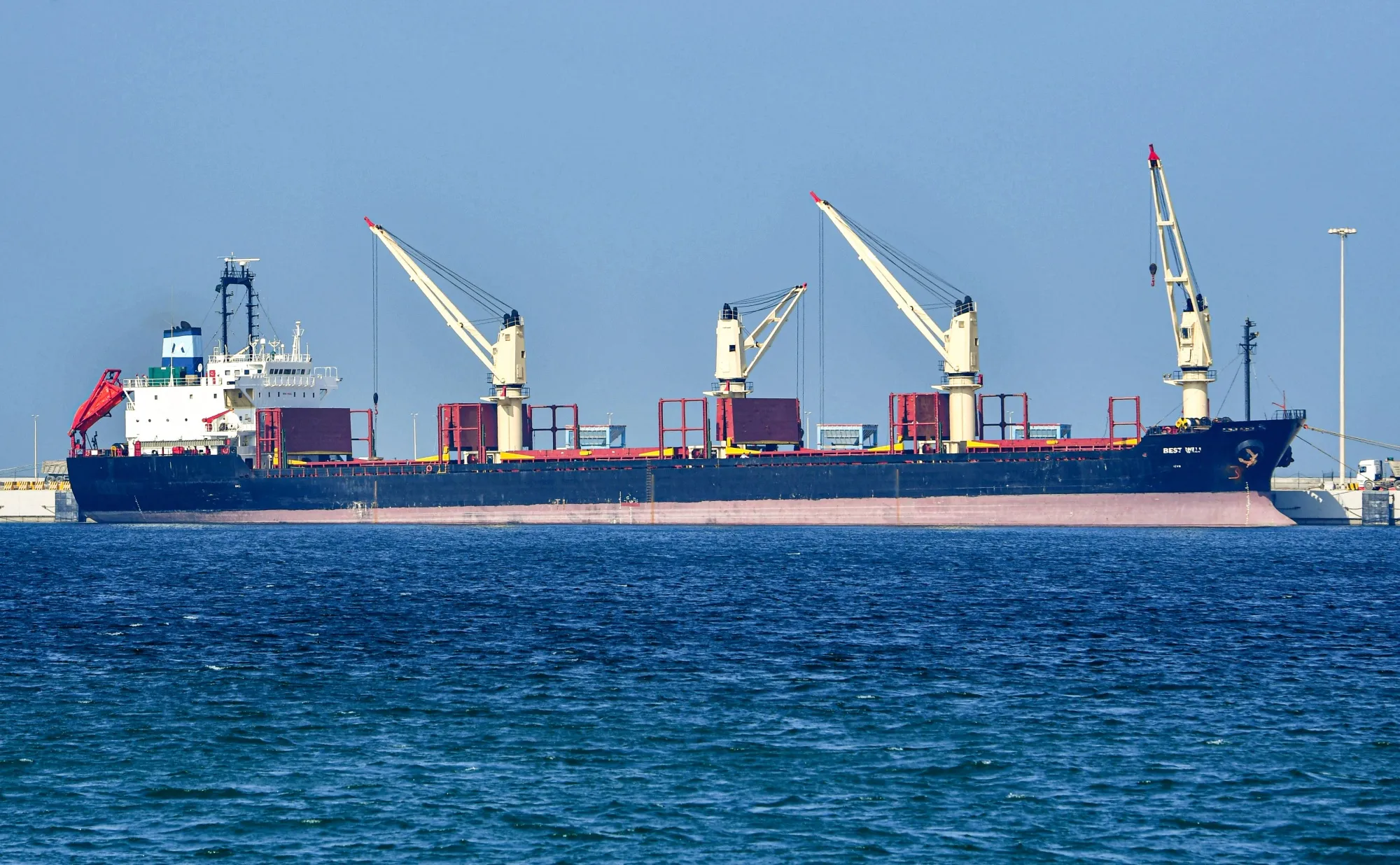 Saudi Oil Exports Dive as Tankers at Risk From Hormuz to Red Sea photo