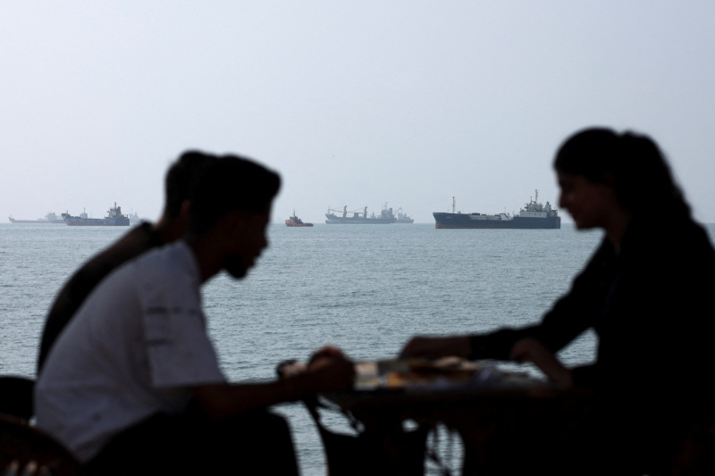 Hormuz Shipping Traffic Falls to Single Digits, Data Shows photo