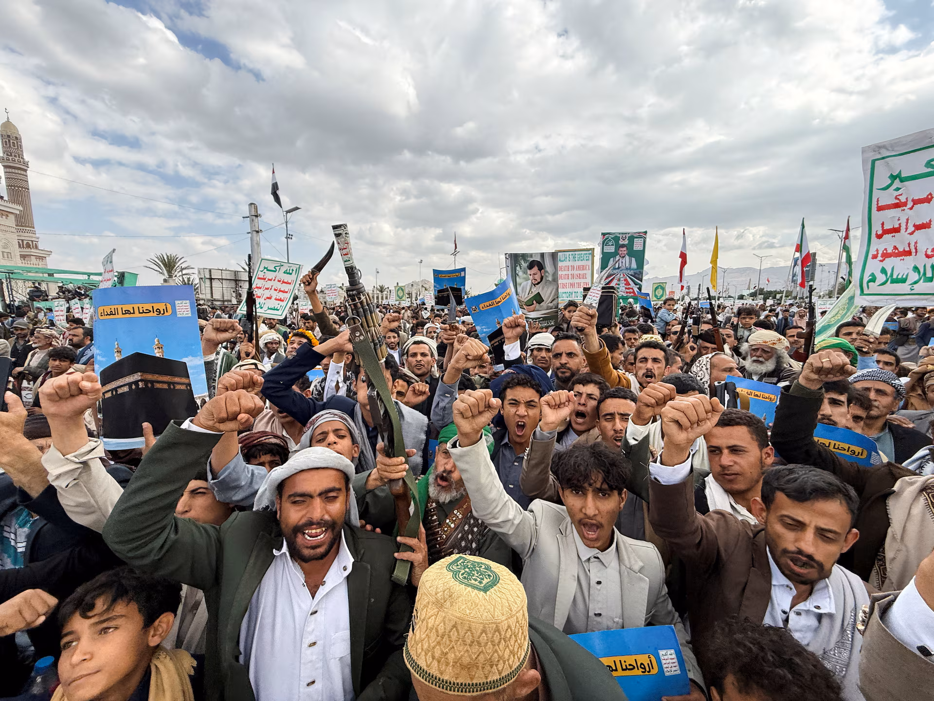 Saudis Plan Assault on Houthis to Break Red Sea Chokehold photo