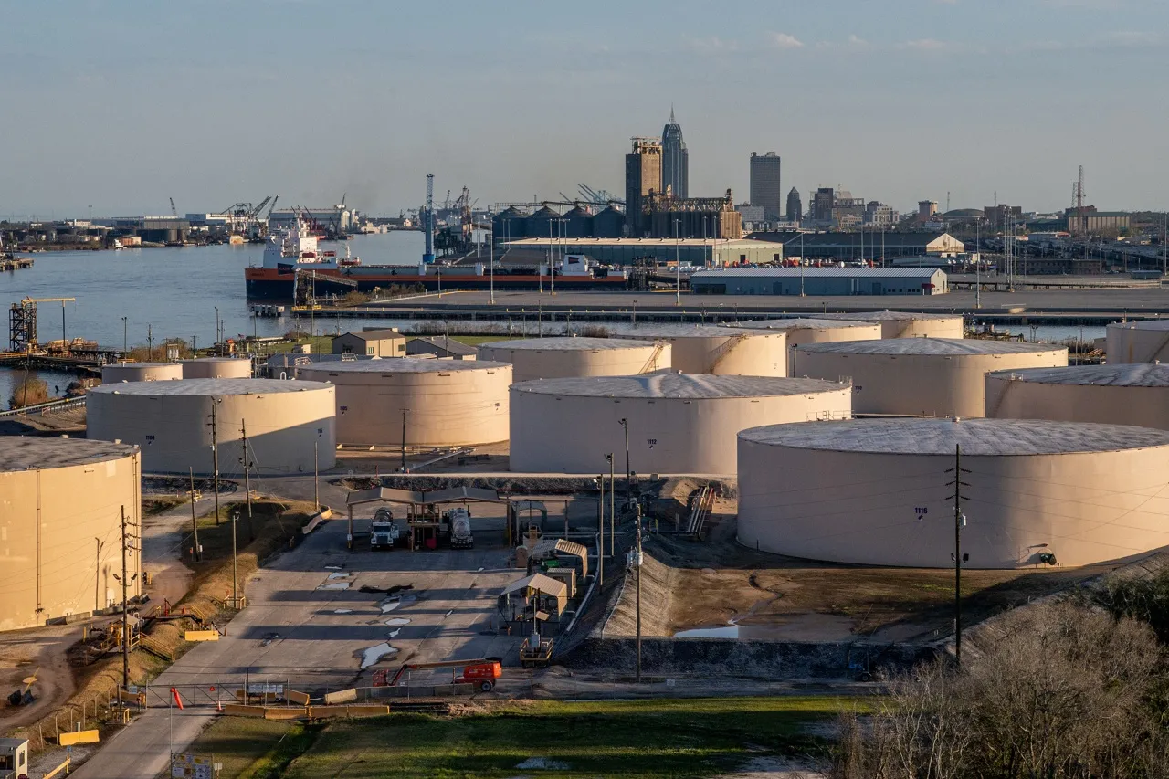 Isaias Puts 500,000 Barrels a Day of Refining Capacity at Risk